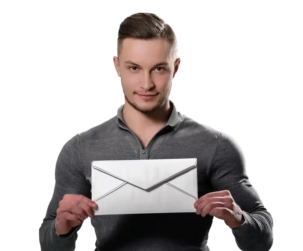 Eine Person, die einen Briefumschlag vor ihren Körper hält